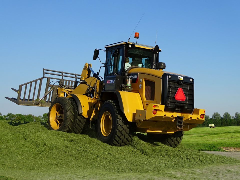 gras aanrijden shovel